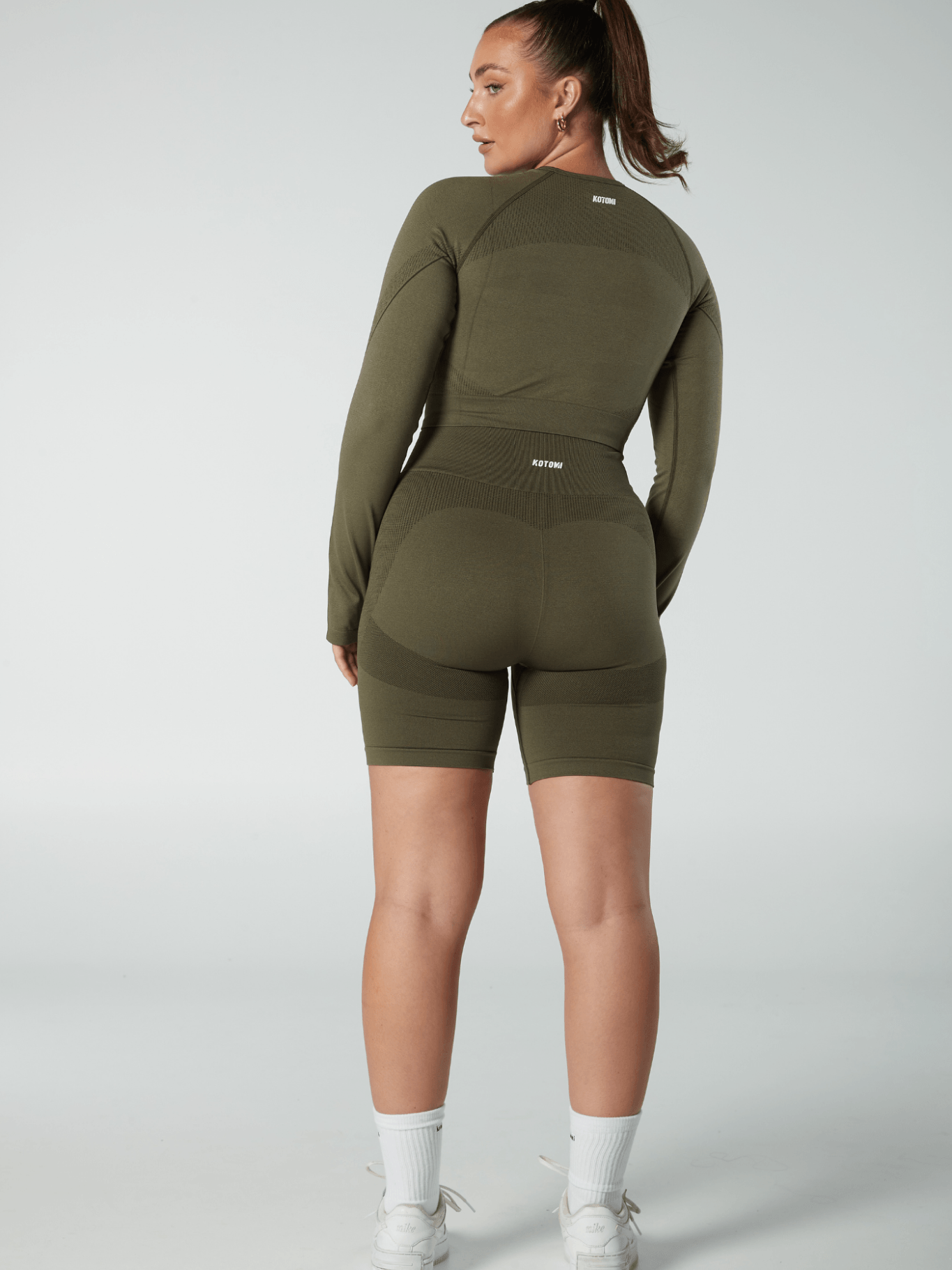 Verve Long Sleeve Crop Top / Olive - Kotomi Active